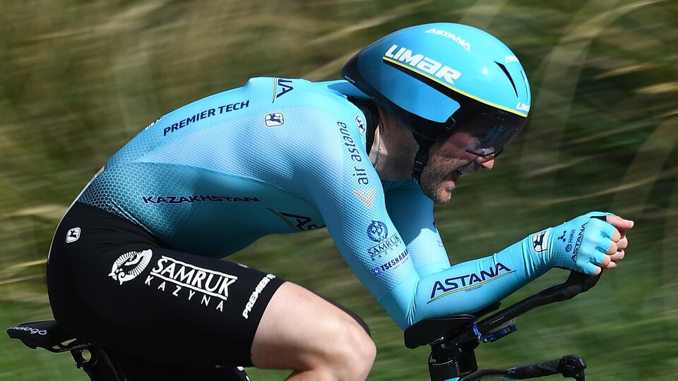 Hugo Houle roulant sur son vélo.