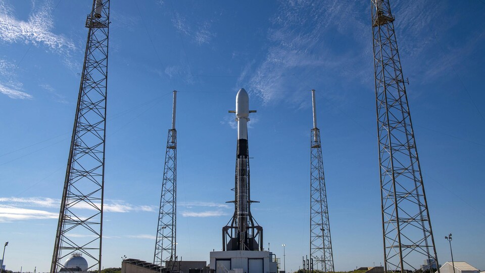 Esplanade de lancement d'une fusée pour envoyer plusieurs satellites dans l'espace.