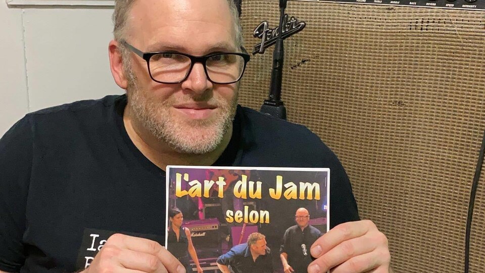Le musicien Ian Lévesque tiens son livre L’art du jam.