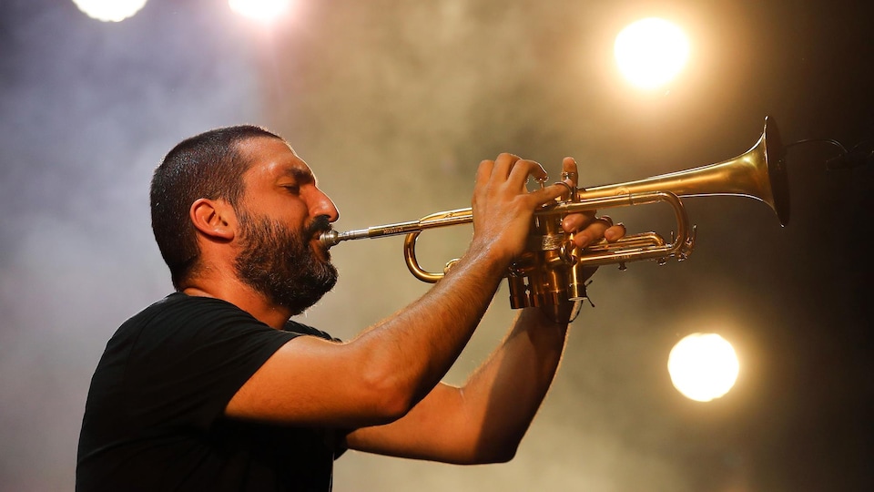 Ibrahim Maalouf joue de la trompette sur scène.