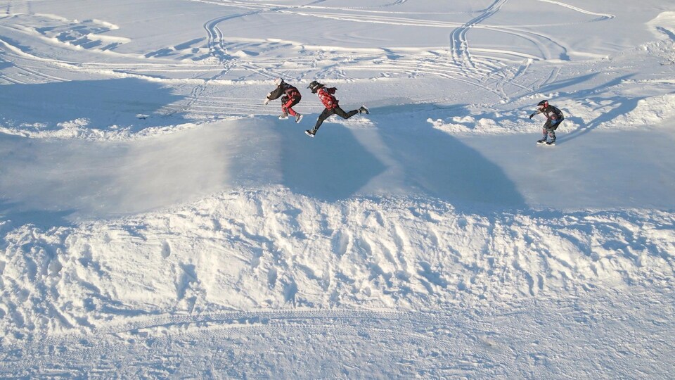 Trois patineurs sur le parcours glacé du Ice Cross Sam.
