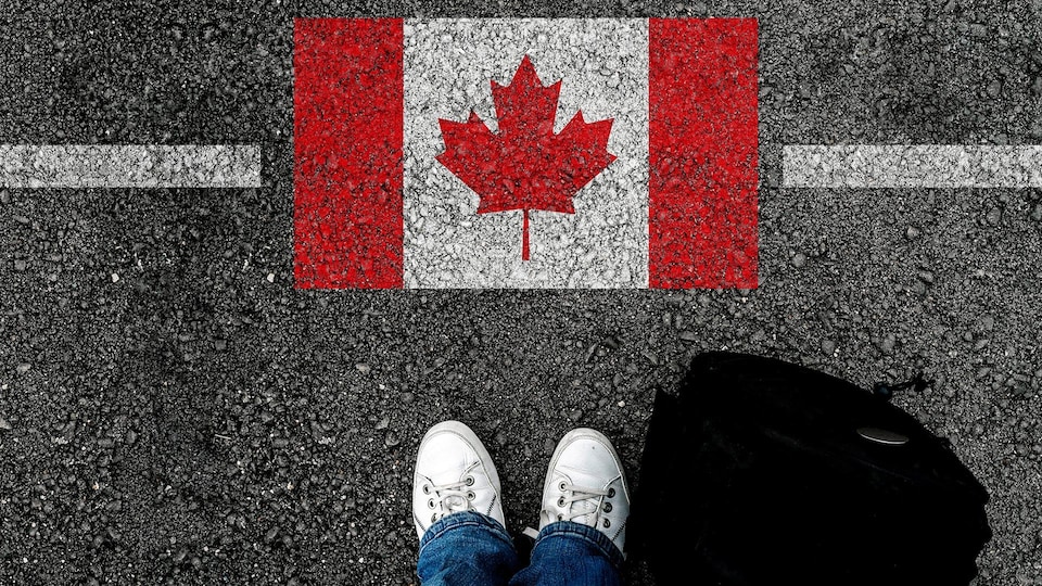 Un drapeau du Canada sur l'asphalte.