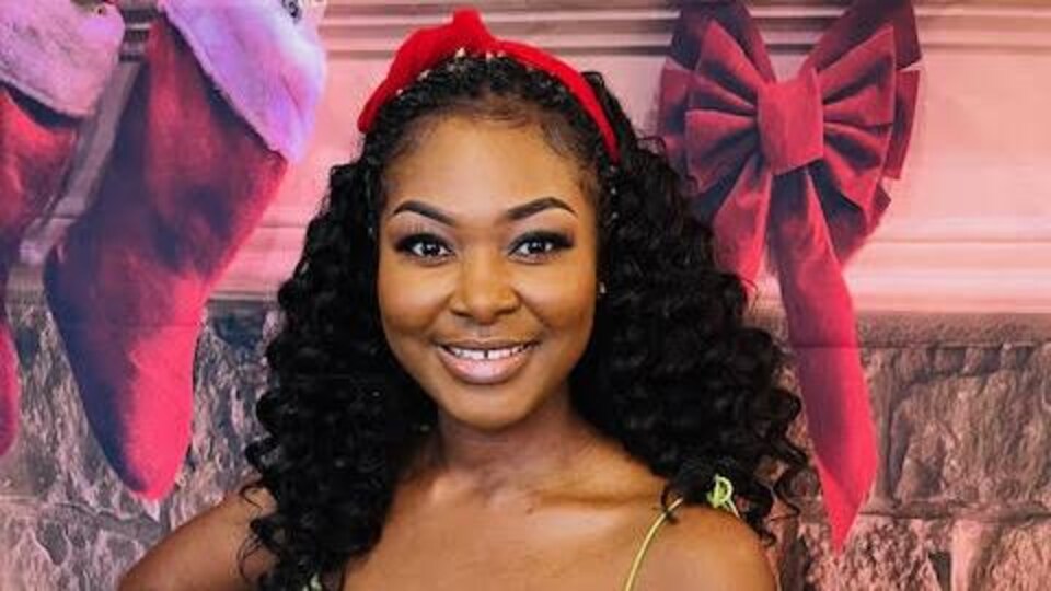 Martina Mukete, camerounaise d'origine, pose devant un décor festif.