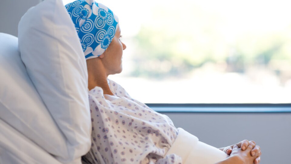 Une patiente qui souffre du cancer se repose après un traitement de chimiothérapie.