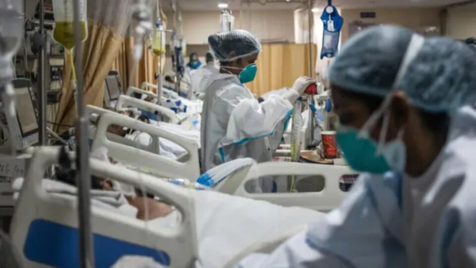 Des préposés aux soins dans un hôpital de New Delhi.