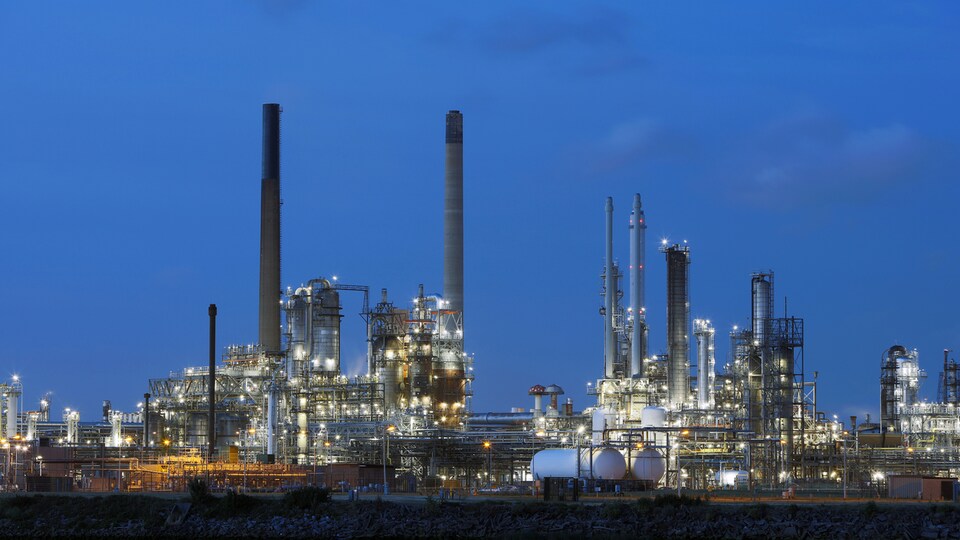 Une usine chimique illuminée en début de soirée