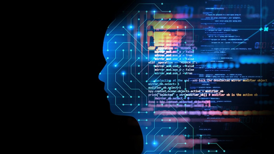 Concept de l'intelligence artificielle. Une silhouette humaine avec un design de circuit imprimé, avec des lignes de code qui flottent par-dessus.
