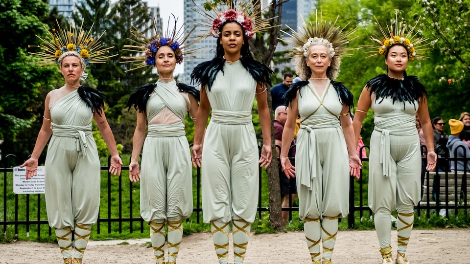 5 comédiennes/chanteuses en costumes de déesse pour un spectacle ambulatoire dans un parc.