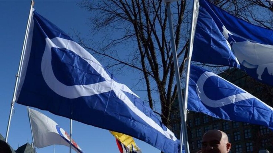 Le drapeau métis flottant au vent.