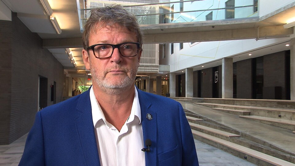 Jacques Létourneau en gros plan dans un atrium.