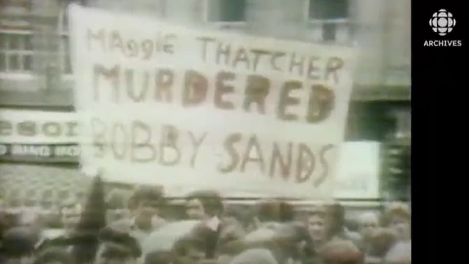 Manifestation en 1971 avec une banderole qui accuse la première ministre britannique Margaret Thatcher d'avoir assassiné Bobby Sands.