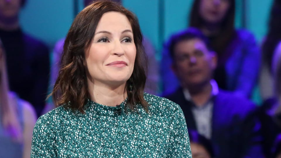 Isabelle Picard est à la table des invités sur le plateau de Tout le monde en parle.