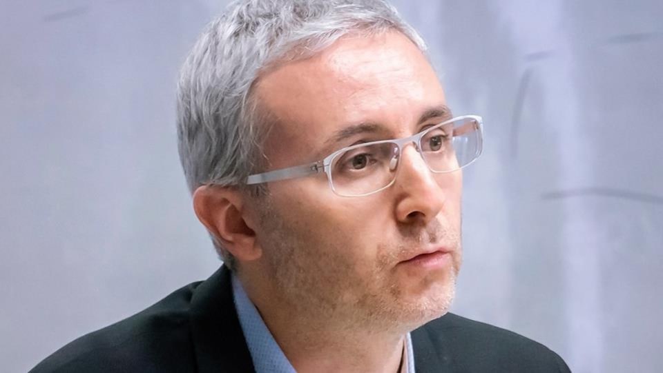 Il porte des lunettes.