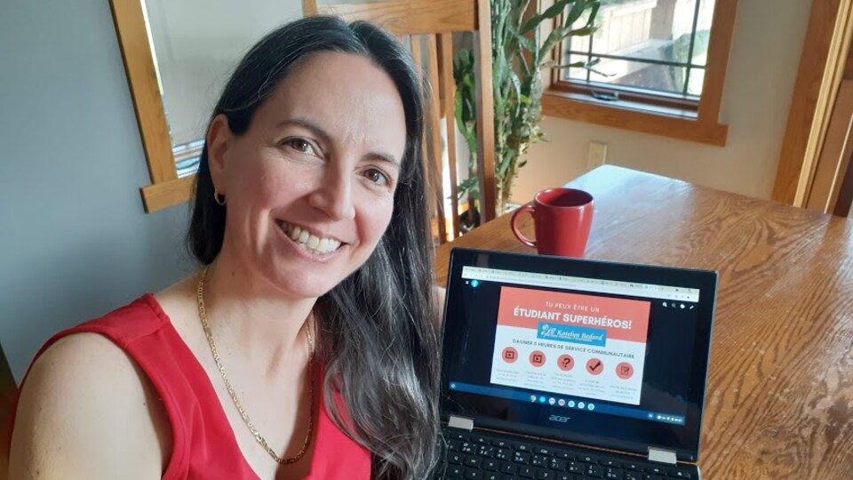 Jackie Leardi souriante, devant son ordinateur
