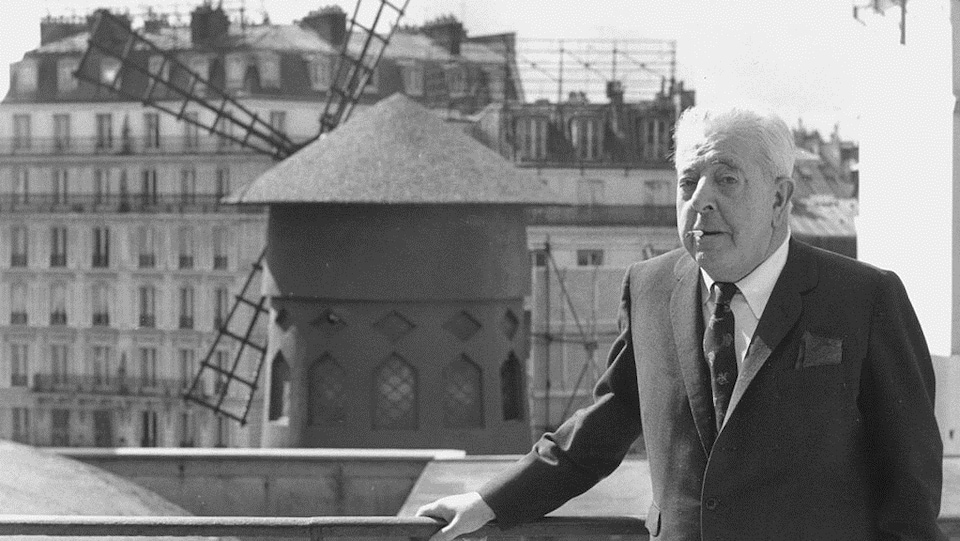 Le poète Jacques Prévert, à Paris