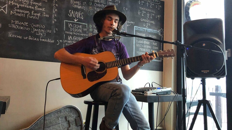 Jacques Surette, auteur-compositeur-interprète, chantant et jouant de la guitare au Edgar Café Bar de Sept-Iles