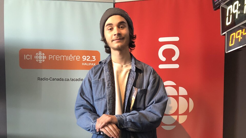 Jacques Surette, dans le studio de Radio-Canada, à Halifax, avec son banjo.