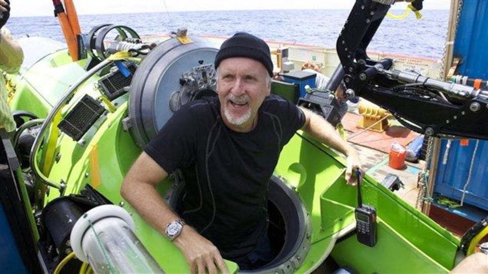 Le réalisateur James Cameron à sa sortie du navire de haute mer Deepsea Challenger.