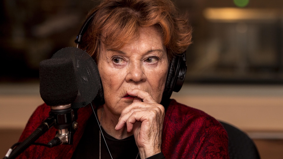 Janette Bertrand devant un micro de radio.