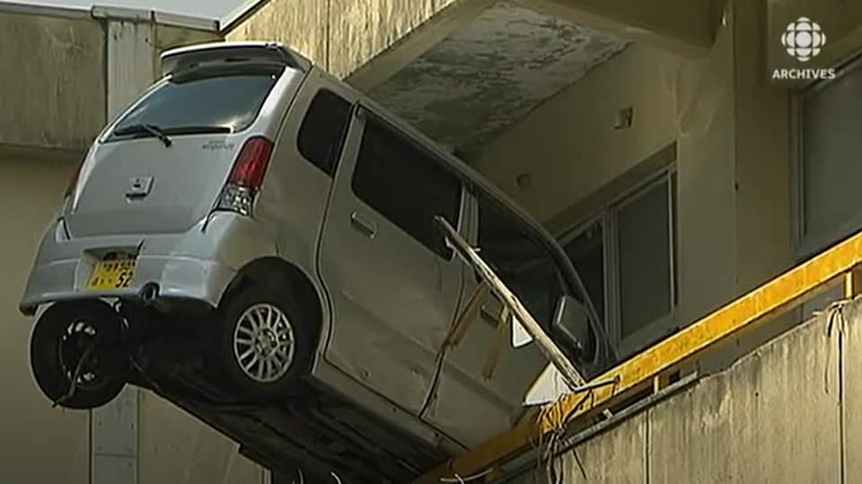 Une voiture s'est encastrée dans un immeuble poussée par la violence du tsunami du 11 mars 2011 au Japon.