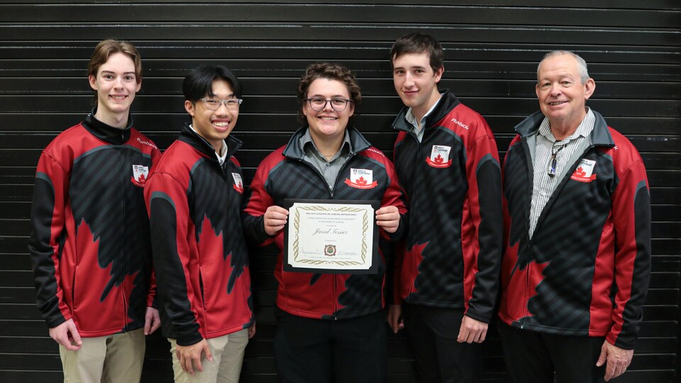 L'équipe Drewitz avec son certificat d'intronisation au temple de la renommée de CURLSASK.