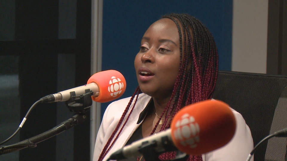 Jasmine Gitego en entrevue au micro d'ICI Première à Québec.