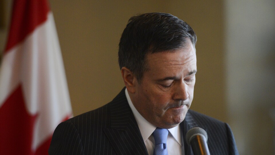Jason Kenney baisse la tête et ferme les yeux.