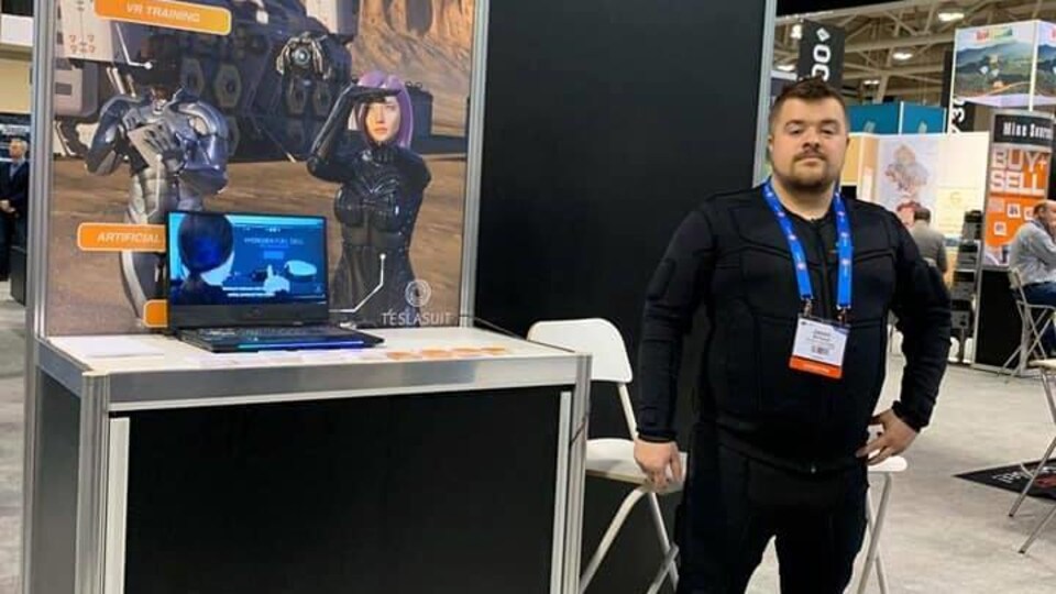 Jason Michaud debout devant le kiosque de Stardust Technologies.