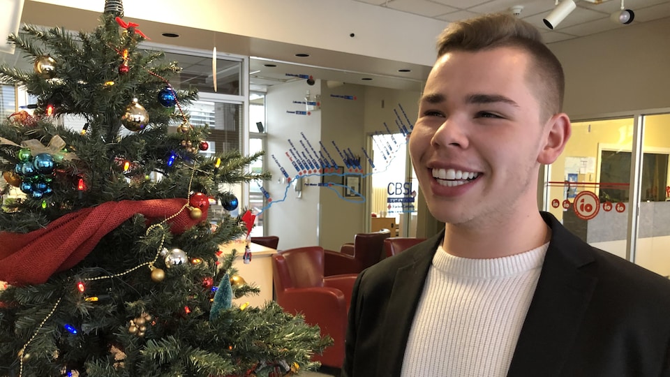 Jayson Burns dans les bureaux de Radio-Canada Côte-Nord