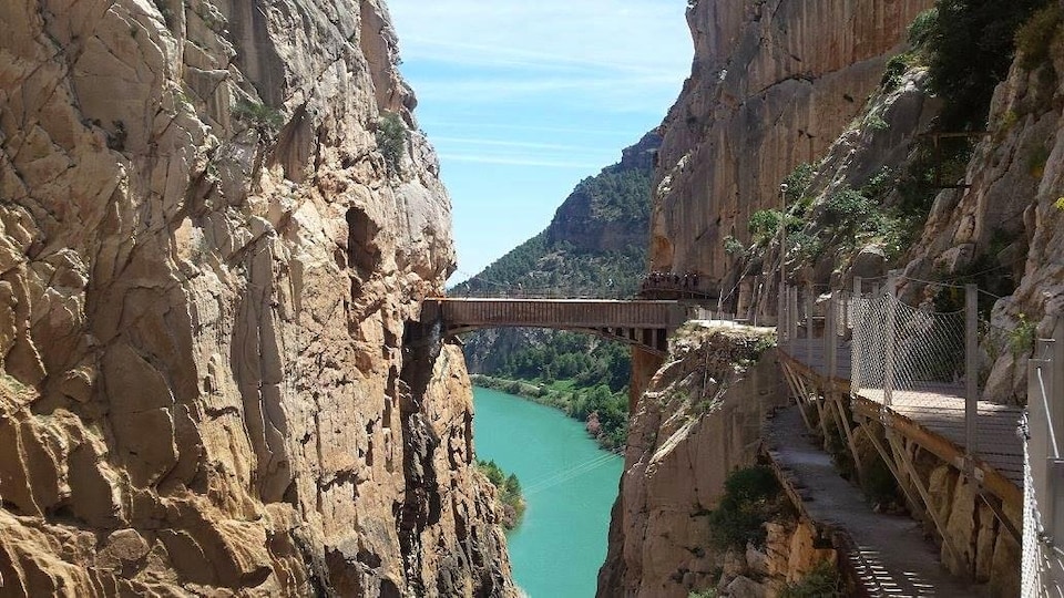 Une rivière entre deux parois escarpées.