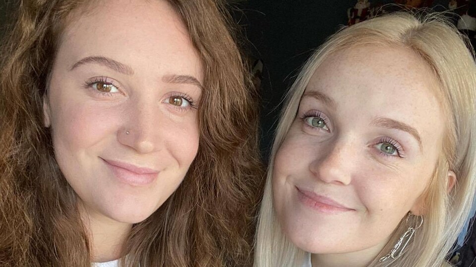 Elle pose en selfie au naturel.