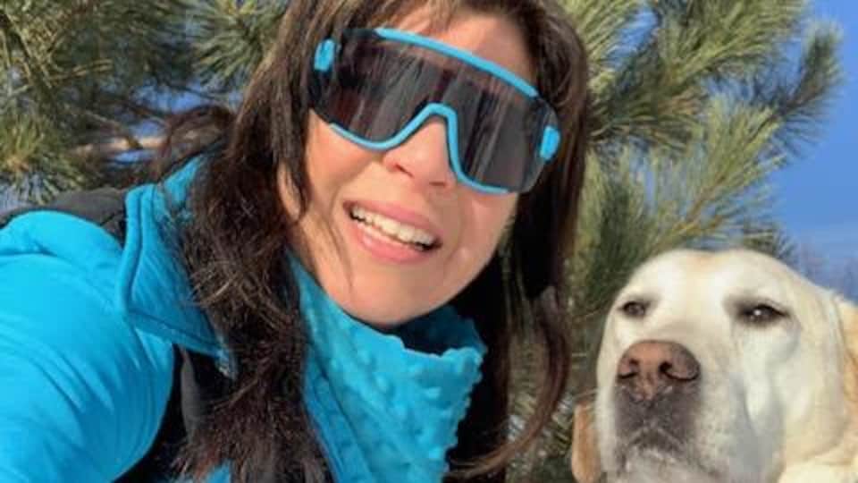 Elle prend un selfie avec son labrador.