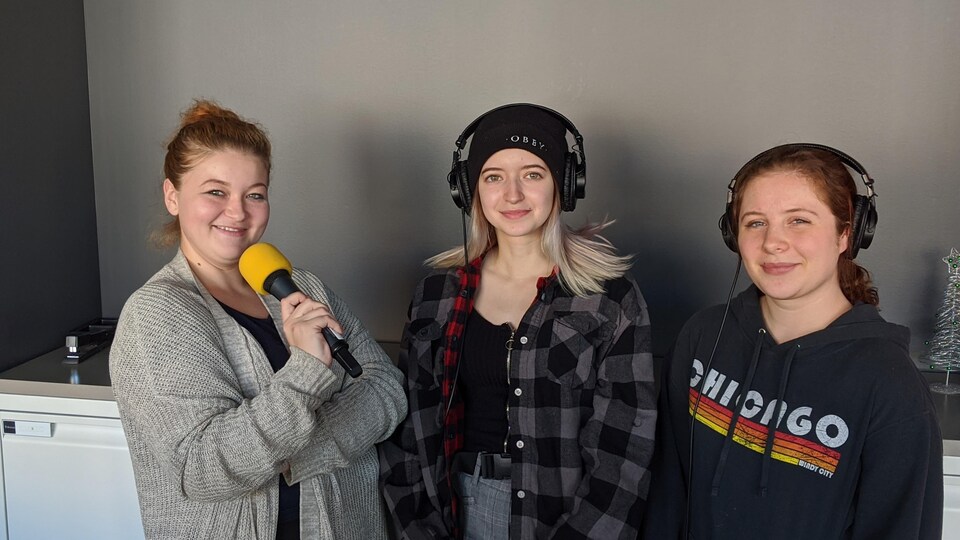 Alexa Szakacs, Émilie McTaggart et Téa Bellerose en studio à Radio-Canada Sudbury