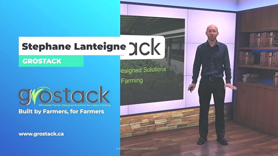 Stéphane Lanteigne devant un grand écran lors de sa présentation.