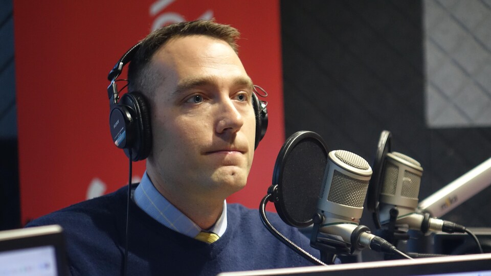 Jean-François Démoré en studio à Radio-Canada Sudbury.