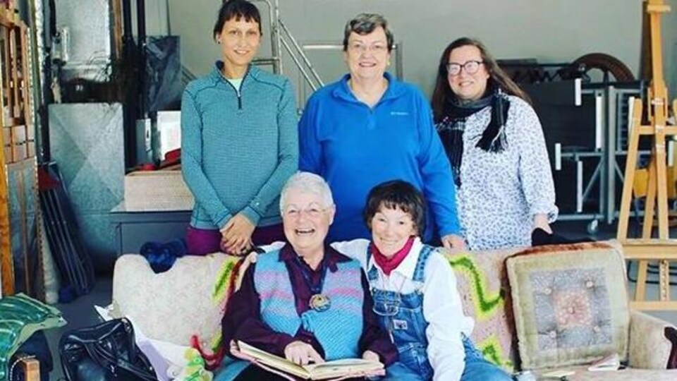 Les 5 femmes posent autour d'un divan.