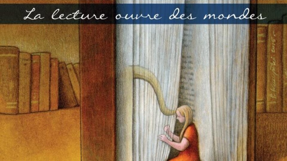 Image d'une jeune fille qui joue de la harpe devant un livre géant.
