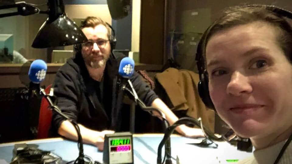 Luc de Larochellière et Andrea Lindsay dans un studio de Radio-Canada à Montréal
