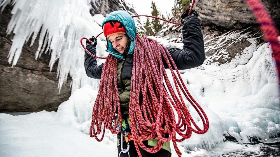 Pascale Marceau avec ses cordes d'alpinisme en hiver.