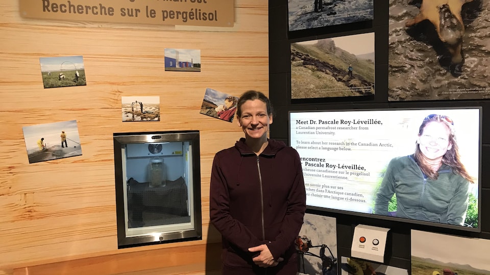 Pascale Roy-Léveillée pose devant la section qu'elle a développée.