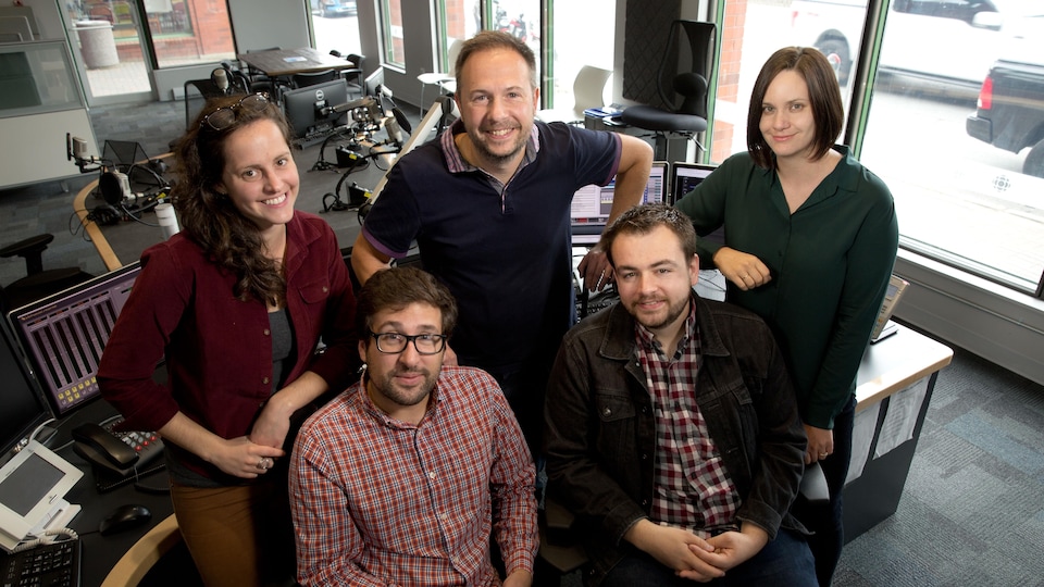L'équipe posée dans le studio 1 de Radio-Canada Sudbury