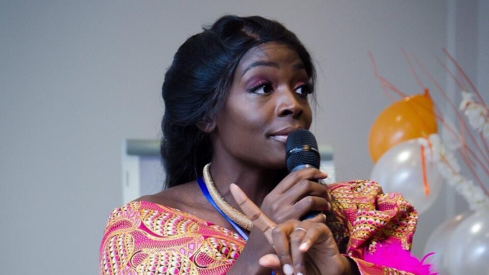 Priscilla Mbemba parle dans un micro.