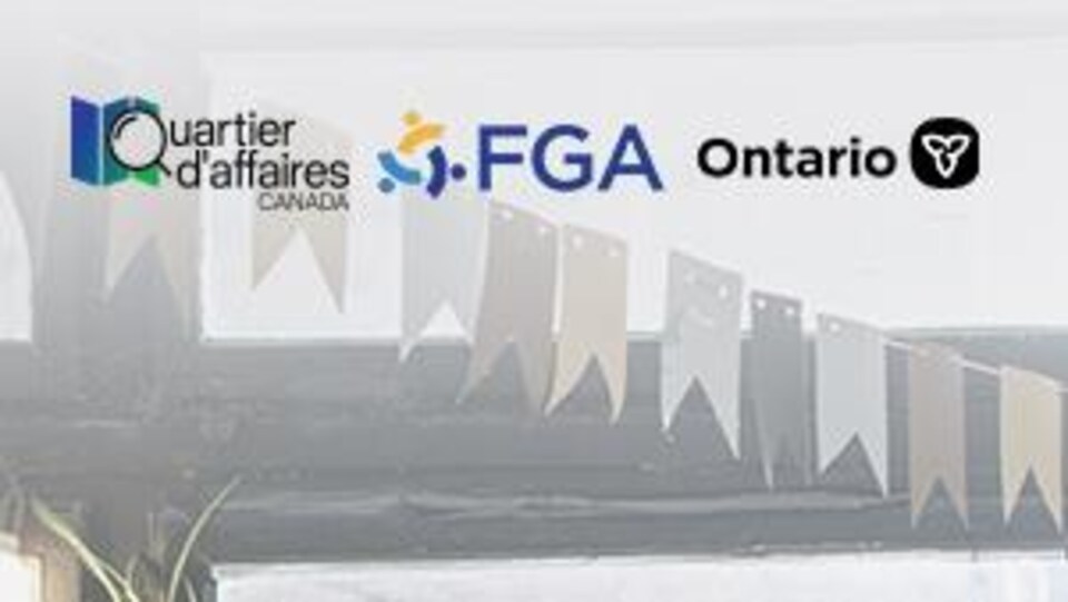 Trois femmes prennent un café. Les logos de Quartier d'affaires, de la Fédération des gens d'affaires francophones et du Gouvernement de la province de l'Ontario sont au haut de l'image.