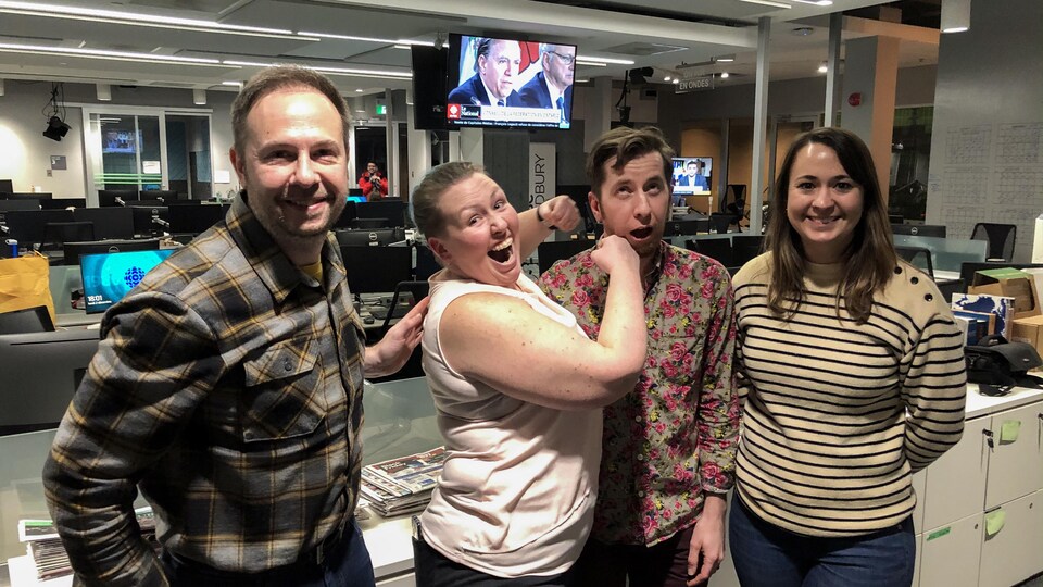 Photo de groupe dans la salle des nouvelles de Radio-Canada Sudbury