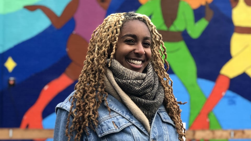 Ra'anaa Brown devant la murale sur la rue Larch.
