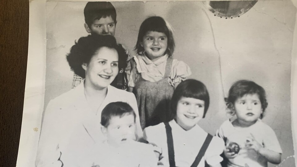 Portrait de la mère et ses cinq premiers enfants.