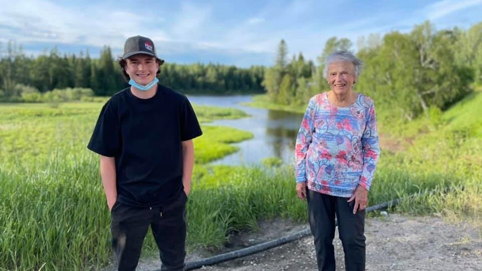 Kaleb et Monica devant un lac à Chapleau.
