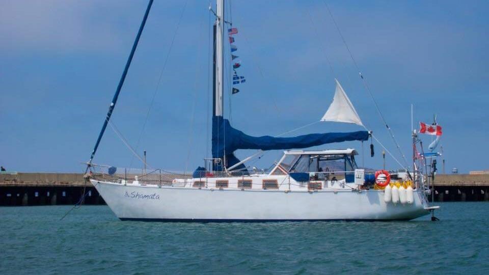 un voilier en mer.