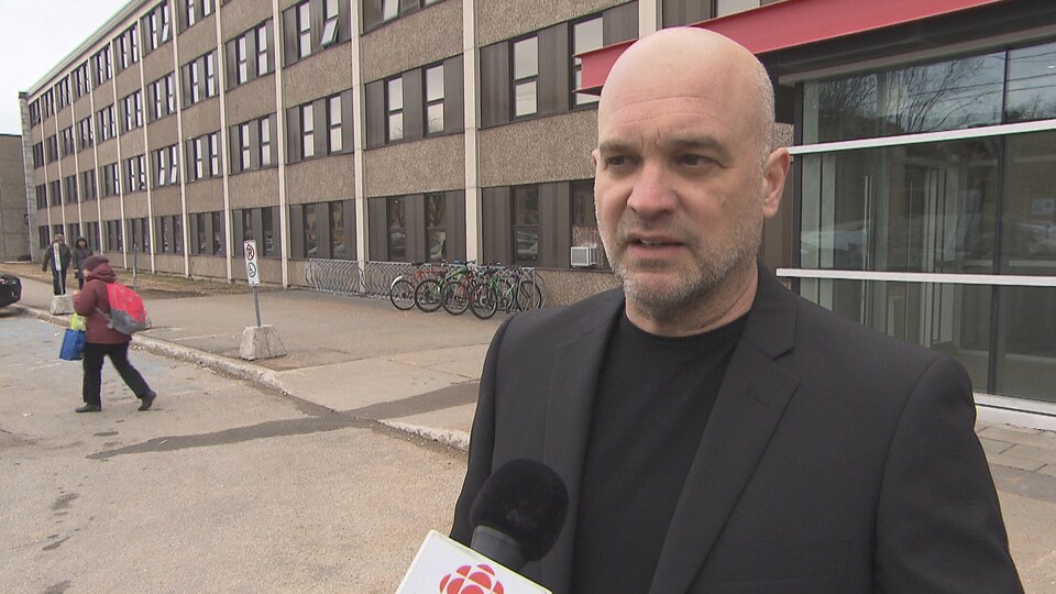 Répond aux questions de la journaliste.