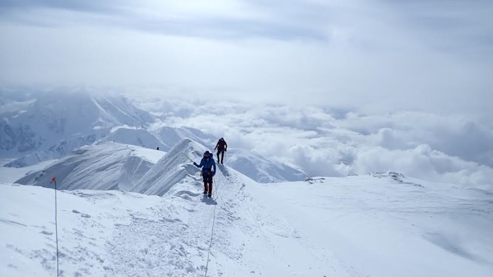 Quelques mètres avant le sommet Patrick Maguire et Jean-Francois Dupras sur le Mont Denali